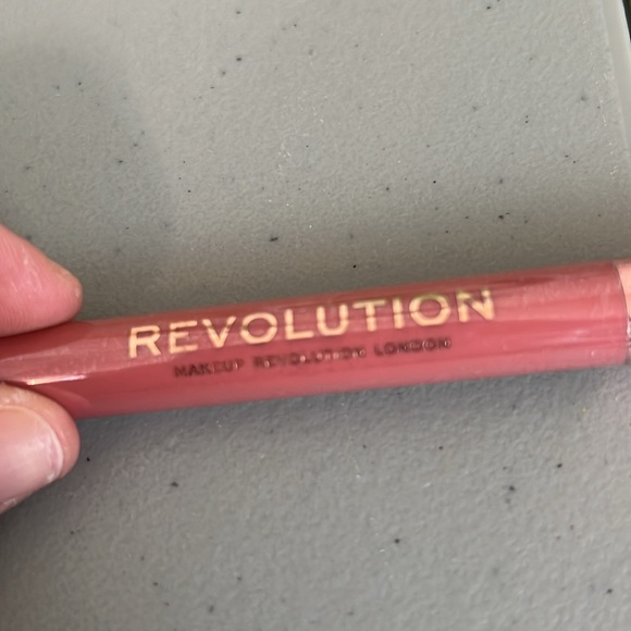 Revolution Velvet Kiss Lip Crayon Icon - Picture 4 of 4